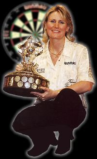 Trina Gulliver with the Ladies Winmau Masters Trophy